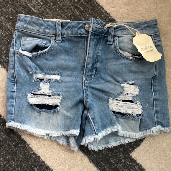 Altar'd State Pants - Altar’d State Mid Rise Short -Light Wash 25